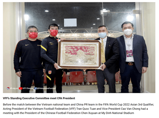 Quyền chủ tịch VFF Trần Quốc Tuấn tặng quà lưu niệm cho Chủ tịch CFA Trần Tuất Nguyên (Ảnh: Sohu).