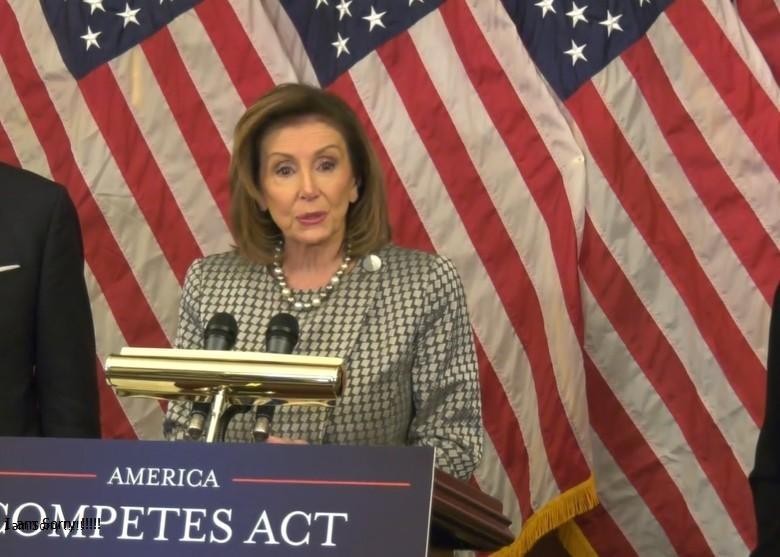 Chủ tịch Hạ viện Nancy Pelosi gặp gỡ báo chí sau khi Hạ viện thông qua Luật Cạnh tranh (Ảnh: Đông Phương).