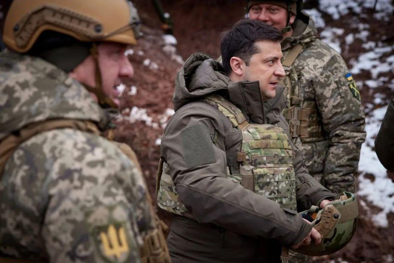 Tổng thống Ukraine Zelensky thị sát Quân đội ở tuyến trước biên giới với Nga (Ảnh: AP). Tổng thống Ukraine Zelensky thị sát Quân đội ở tuyến trước biên giới với Nga (Ảnh: AP).