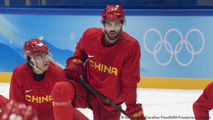 Jake Chelios (phải) cầu thủ Hockey trên băng Mỹ nhập tịch thi đấu cho đội tuyển Trung Quốc (Ảnh: Deutsche Welle). Jake Chelios (phải) cầu thủ Hockey trên băng Mỹ nhập tịch thi đấu cho đội tuyển Trung Quốc (Ảnh: Deutsche Welle).