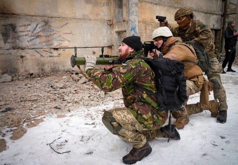 Dân chúng Kiev (Ukraine) được huấn luyện sử dụng vũ khí tiến hành "chiến tranh đường phố" (Ảnh: Reuters). Dân chúng Kiev (Ukraine) được huấn luyện sử dụng vũ khí tiến hành "chiến tranh đường phố" (Ảnh: Reuters).