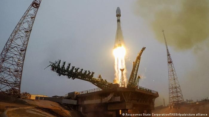 Tháng 3/2021, Nhật phóng vệ tinh thực nghiệm ELSA-d, thử nghiệm công nghệ thu giữ và loại bỏ các mảnh vỡ không gian (Ảnh: Deutsche Welle).