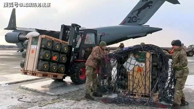 Vũ khí Mỹ viện trợ cho Ukraine được cấp tập chở đến Kiev (Ảnh: Sohu). Vũ khí Mỹ viện trợ cho Ukraine được cấp tập chở đến Kiev (Ảnh: Sohu).