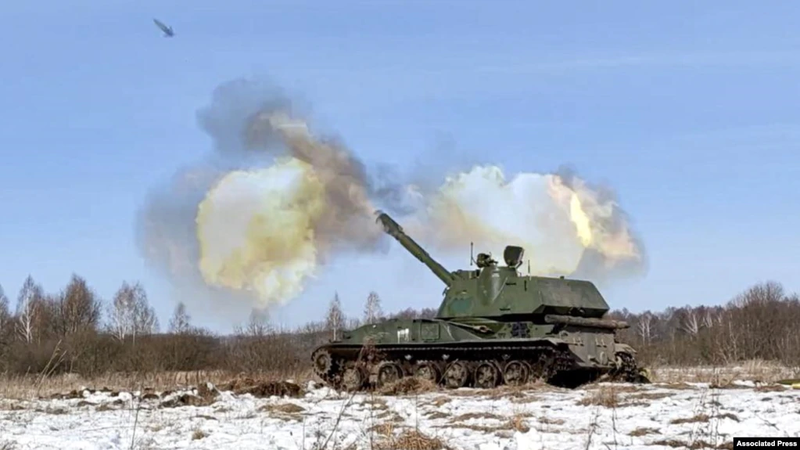 Pháo tự hành Nga nã đạn khi tập trận tại Belarus (Ảnh: AP). Pháo tự hành Nga nã đạn khi tập trận tại Belarus (Ảnh: AP).