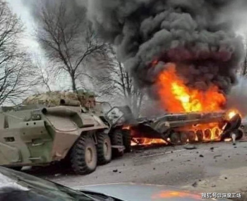 Xe tăng Nga bị trúng tên lửa của quân đội Ukraine (Ảnh: Sohu). Xe tăng Nga bị trúng tên lửa của quân đội Ukraine (Ảnh: Sohu).