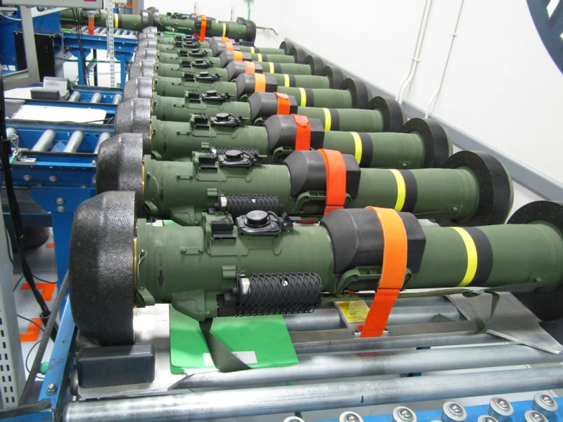 Nhiều vũ khí hiện đại đang được Mỹ và phương Tây chở đến viện trợ Ukraine (Ảnh: AP). Nhiều vũ khí hiện đại đang được Mỹ và phương Tây chở đến viện trợ Ukraine (Ảnh: AP).