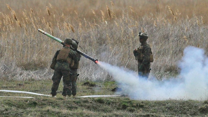Tên lửa phòng không tầm thấp Stinger do Mỹ chế tạo đang được các nước NATO ồ ạt viện trợ cho Ukraine (Ảnh: AP).