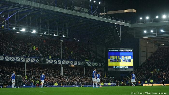 Các trận cầu ở Giải Ngoại hạng Anh tuần này đều bày tỏ ủng hộ Ukraine trong cuộc chiến với Nga (Ảnh: Deutsche Welle).