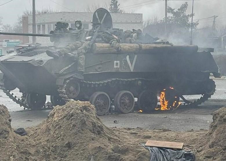 Lính dù Nga tử trận trên xe bọc thép tại Gostomel (Ảnh: Đông Phương).