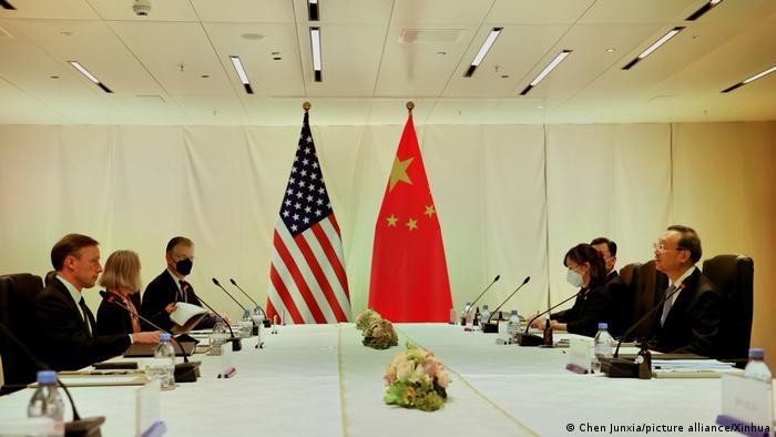 Hai ông Dương Khiết Trì và Sullivan gặp gỡ nhau tại Zurich hôm 6/10/2021 (Ảnh: Deutsche Welle). Hai ông Dương Khiết Trì và Sullivan gặp gỡ nhau tại Zurich hôm 6/10/2021 (Ảnh: Deutsche Welle).