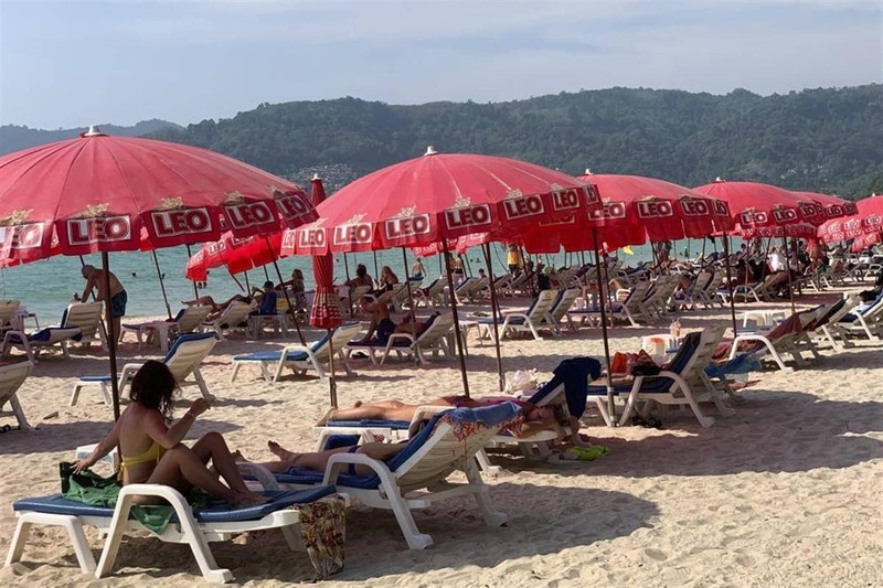Du khách Nga trên bãi biển Phuket hôm 11/3 (Ảnh: AP). Du khách Nga trên bãi biển Phuket hôm 11/3 (Ảnh: AP).