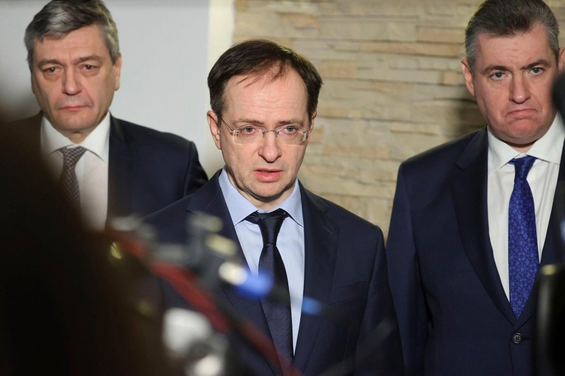 Ông Medinski, Trưởng đoàn đàm phán của Nga gặp gỡ báo chí sau đàm phán (Ảnh: AP). Ông Medinski, Trưởng đoàn đàm phán của Nga gặp gỡ báo chí sau đàm phán (Ảnh: AP).