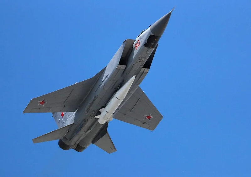 Tên lửa Kinzhal trên MiG-31 (Ảnh: RIA).