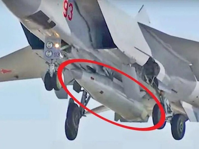 Kinzhal trên máy bay tiêm kích MiG-31. Kinzhal trên máy bay tiêm kích MiG-31.