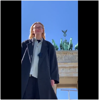 Hình ảnh cổng Brandenburg phía sau cho thấy đây là thủ đô Berlin của Đức (Ảnh trích video). Hình ảnh cổng Brandenburg phía sau cho thấy đây là thủ đô Berlin của Đức (Ảnh trích video).