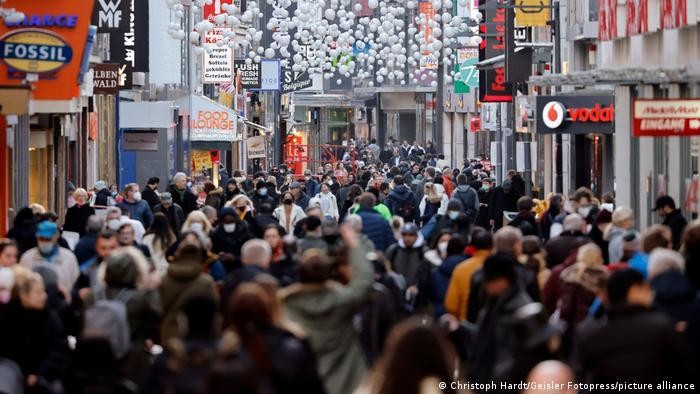 Mặc dù số ca lây nhiễm đang cao chưa từng thấy nhưng người dân nhiều nước vẫn cảm thấy không đáng lo ngại nữa. Trong ảnh: trên đường phố Đức (Ảnh: Deutsche Welle). Mặc dù số ca lây nhiễm đang cao chưa từng thấy nhưng người dân nhiều nước vẫn cảm thấy không đáng lo ngại nữa. Trong ảnh: trên đường phố Đức (Ảnh: Deutsche Welle).