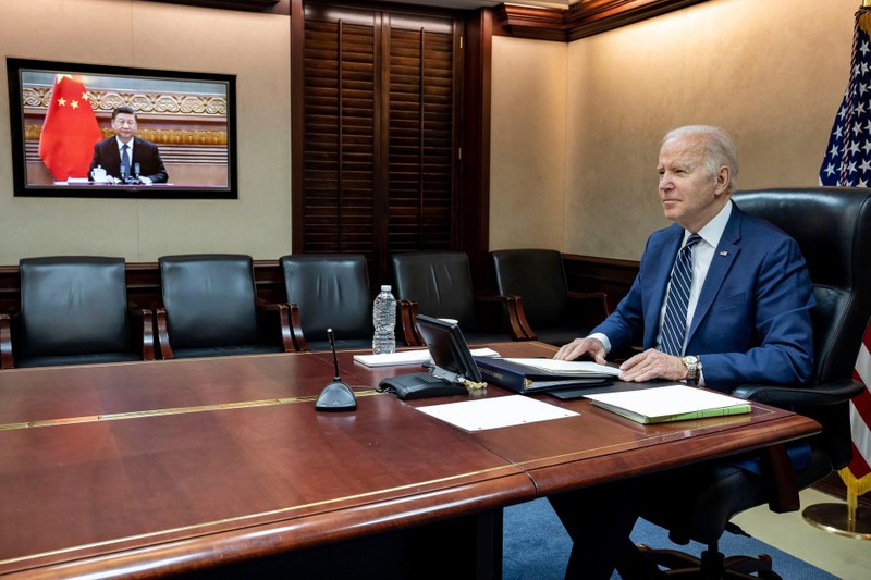 Ông Joe Biden nói chuyện với ông Tập Cận Bình từ Nhà Trắng (Ảnh: AP).