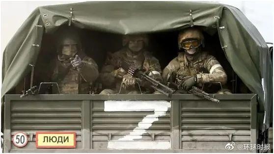 Chữ &quot;Z&quot; được đánh dấu trên các xe quân sự Nga ở Ukraine (Ảnh: Huanqiu).