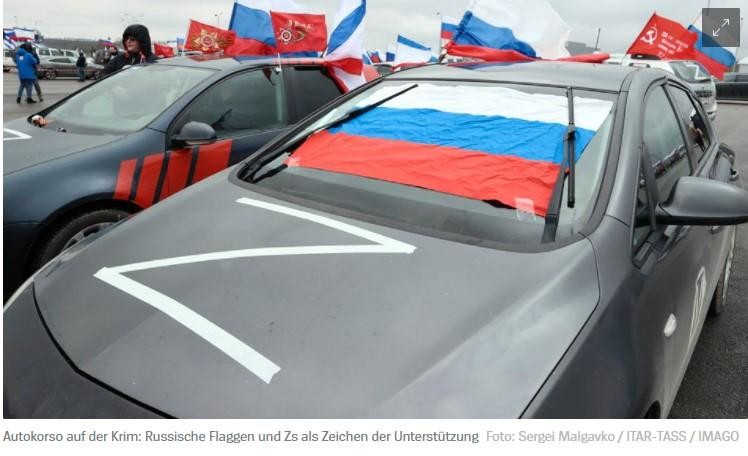 Biểu tình ủng hộ Nga với kí hiệu chữ &quot;Z&quot; trên xe hơi (Ảnh: ITA-TASS).
