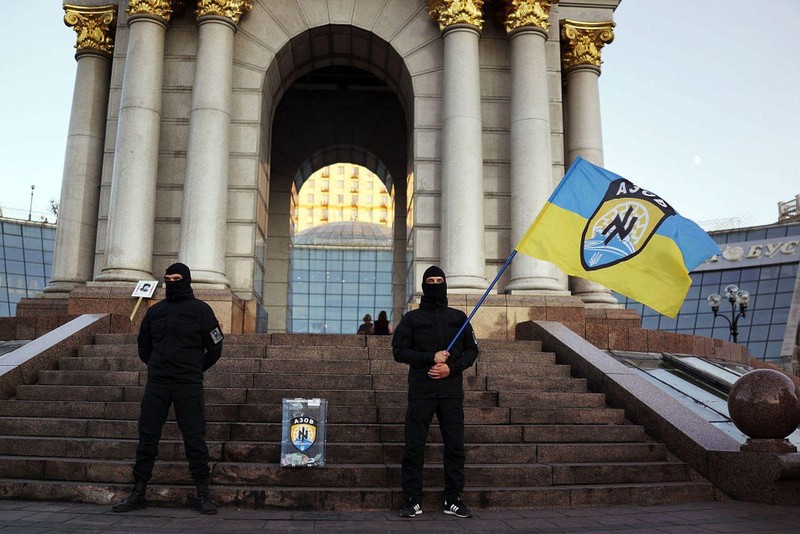 Năm 2014, hai thành viên Azov tại Quảng trường Độc Lập, Kiev. Năm 2014, hai thành viên Azov tại Quảng trường Độc Lập, Kiev.