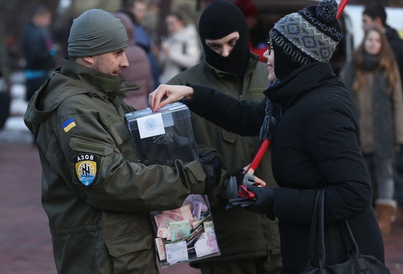 Năm 2015, các thành viên Azov đi quyên tiền trên đường phố Kiev. Năm 2015, các thành viên Azov đi quyên tiền trên đường phố Kiev.