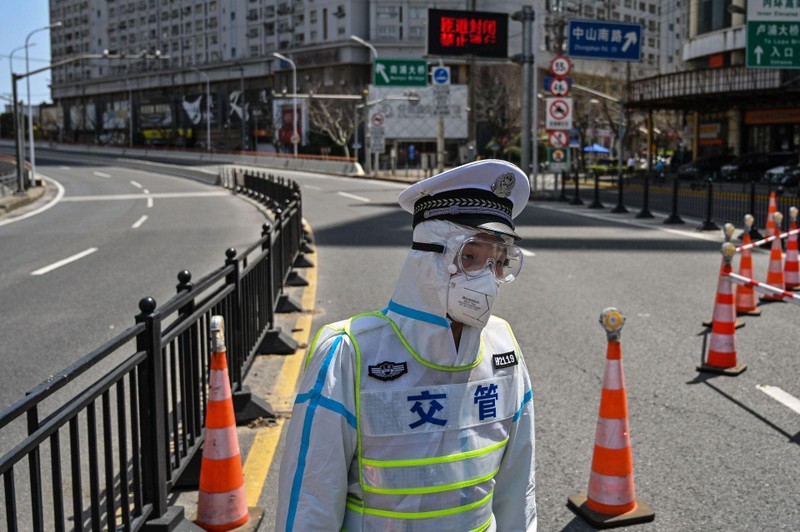 50 ngàn cảnh sát được huy động tham gia giúp Thượng Hải chống dịch. 50 ngàn cảnh sát được huy động tham gia giúp Thượng Hải chống dịch.