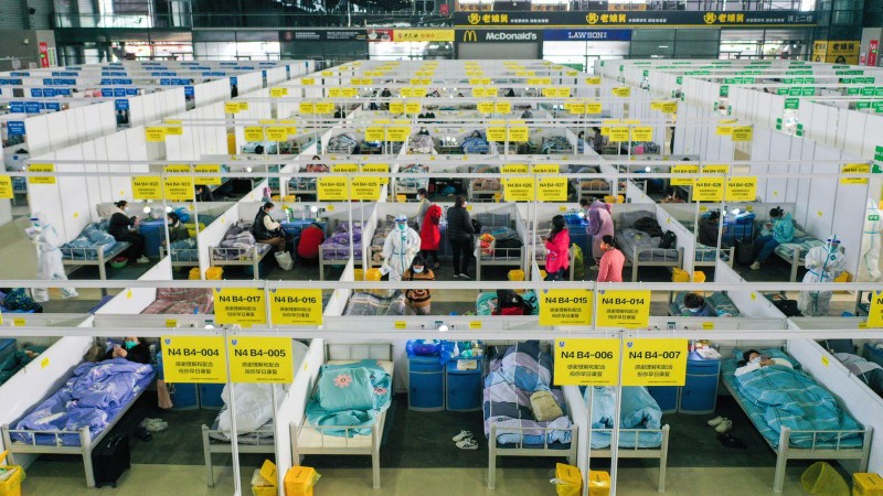 Bệnh viện khoang vuông khổng lồ được lập ở Trung tâm Hội chợ Triển lãm quốc tế Thượng Hải. Bệnh viện khoang vuông khổng lồ được lập ở Trung tâm Hội chợ Triển lãm quốc tế Thượng Hải.