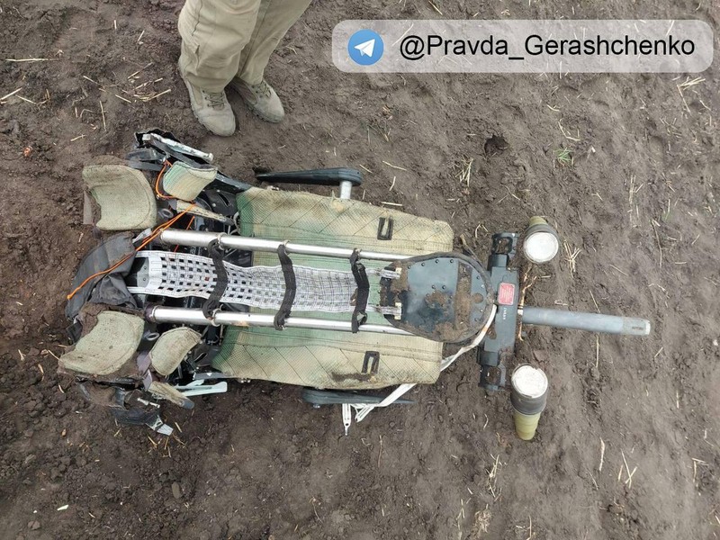 Chiếc ghế phi công được phóng ra khi phi công nhảy dù.