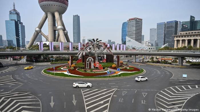 Đường phố Thượng Hải vắng vẻ do phong tỏa chống COVID-19 (Ảnh: AFP). Đường phố Thượng Hải vắng vẻ do phong tỏa chống COVID-19 (Ảnh: AFP).