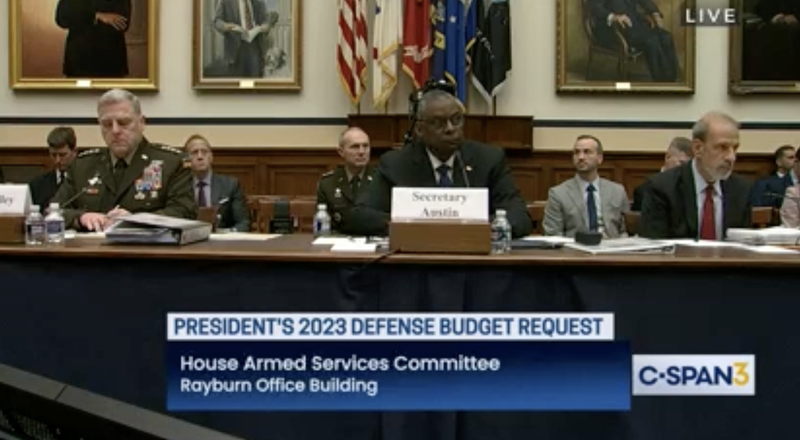 Ông Milley (trái) và Austin (giữa) điều trần trước Uỷ ban Quân lực Hạ viện Mỹ hôm 5/4. Ông Milley (trái) và Austin (giữa) điều trần trước Uỷ ban Quân lực Hạ viện Mỹ hôm 5/4.