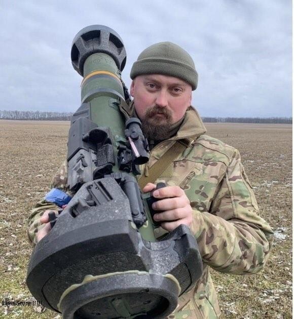 Bobanich với tên lửa chống tăng Javelin trong tay. Bobanich với tên lửa chống tăng Javelin trong tay.