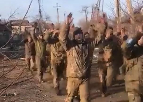 Lính Ukraine đầu hàng ở Mariupol. Lính Ukraine đầu hàng ở Mariupol.