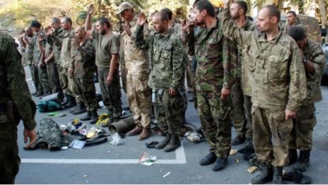 Trong số những binh sĩ Ukraine bị bắt này có thể có lính NATO? Trong số những binh sĩ Ukraine bị bắt này có thể có lính NATO?