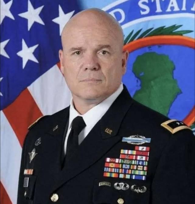 Tướng Mỹ Roger Cloutier, Tư lệnh tối cao của lục quân NATO ở châu Âu, người bị đồn đang kẹt ở Mariupol. Tướng Mỹ Roger Cloutier, Tư lệnh tối cao của lục quân NATO ở châu Âu, người bị đồn đang kẹt ở Mariupol.