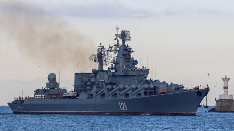 Tàu Moskva khi neo đậu ở cảng Svastopol. Tàu Moskva khi neo đậu ở cảng Svastopol.