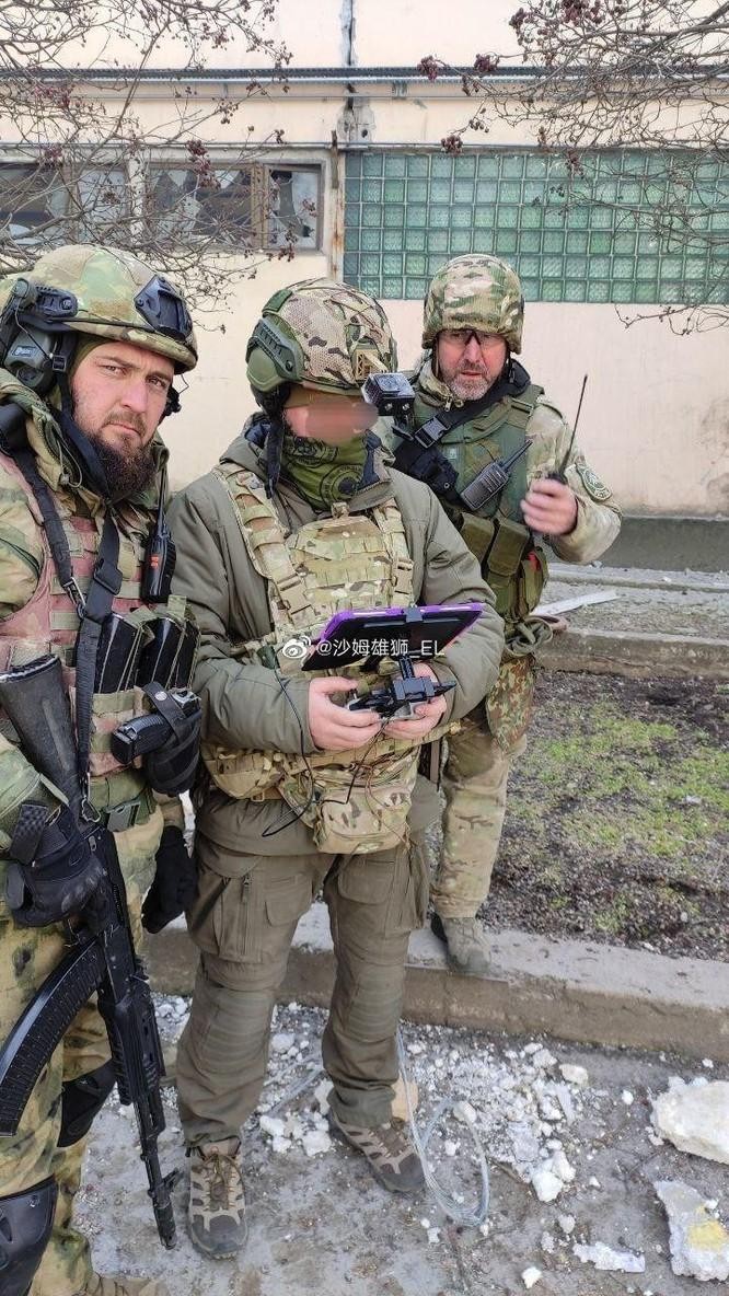 Binh sĩ người Chesnya ở Mariupol sử dụng UAV DJI trong cuộc xung đột Nga-Ukraine. Binh sĩ người Chesnya ở Mariupol sử dụng UAV DJI trong cuộc xung đột Nga-Ukraine.