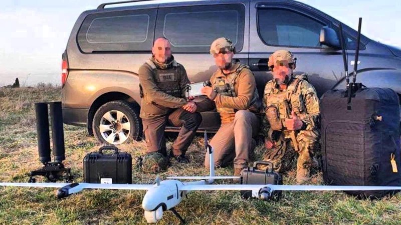 Lính Ukraine khoe ảnh chụp cùng với UAV Vector của Đức. Lính Ukraine khoe ảnh chụp cùng với UAV Vector của Đức.