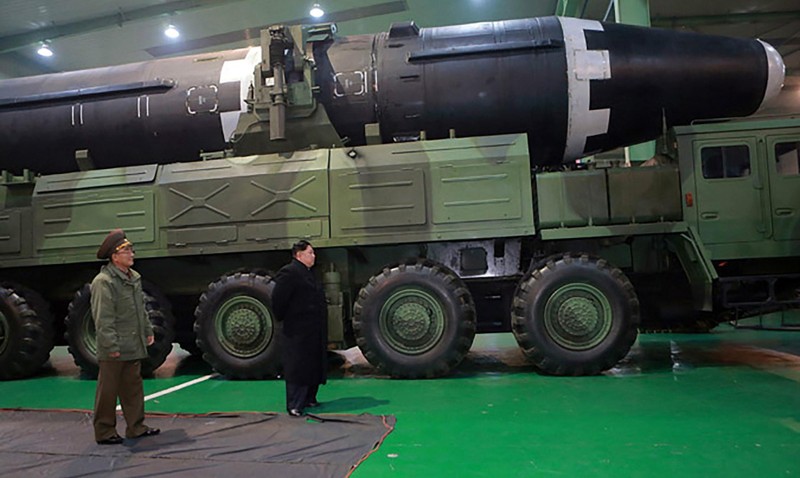 Nhà lãnh đạo Triều Tiên Kim Jong-un thị sát tên lửa liên lục địa Hwasong-15. Nhà lãnh đạo Triều Tiên Kim Jong-un thị sát tên lửa liên lục địa Hwasong-15.