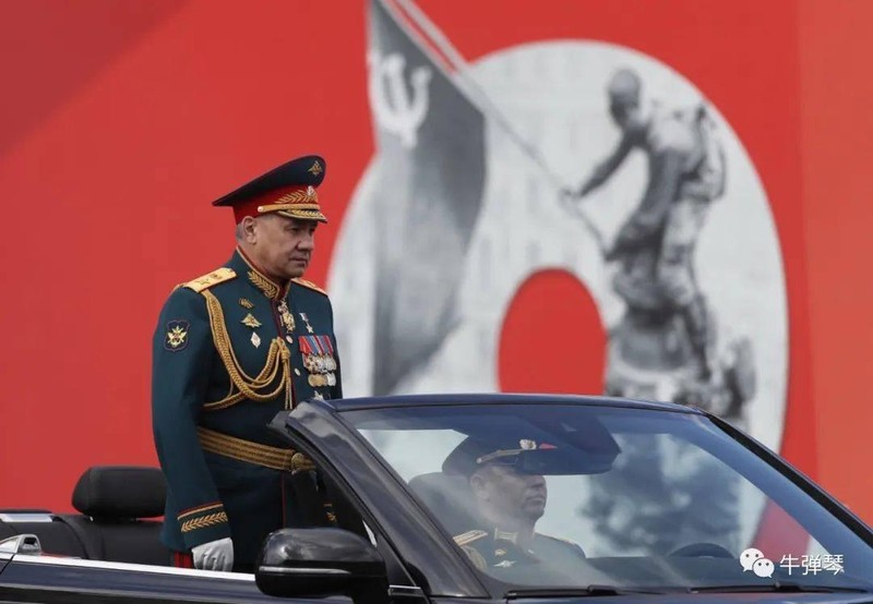 Hình ảnh Hồng quân Liên Xô cắm cờ đỏ búa liềm trên nóc Nhà Quốc hội Đức. Hình ảnh Hồng quân Liên Xô cắm cờ đỏ búa liềm trên nóc Nhà Quốc hội Đức.