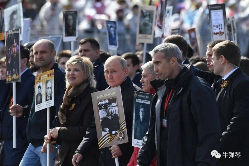 Ông Putin mang ảnh cha tham gia cuộc diễu hành "Binh đoàn Bất tử". Ông Putin mang ảnh cha tham gia cuộc diễu hành "Binh đoàn Bất tử".