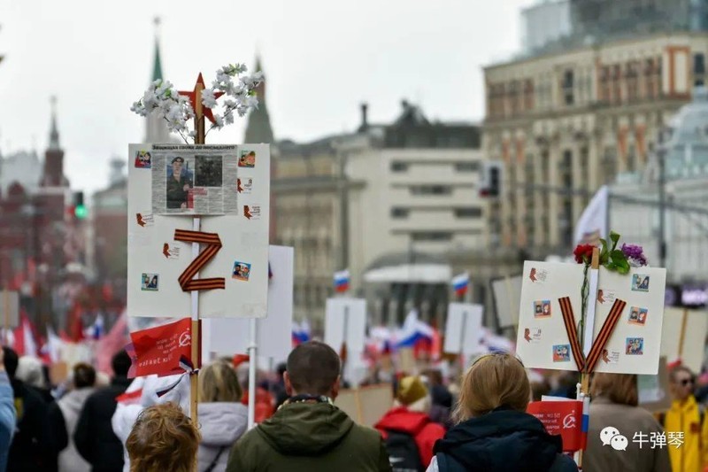 Thân nhân binh sĩ Nga hy sinh ở Ukraine mang ảnh người thân tham gia diễu hành. Thân nhân binh sĩ Nga hy sinh ở Ukraine mang ảnh người thân tham gia diễu hành.