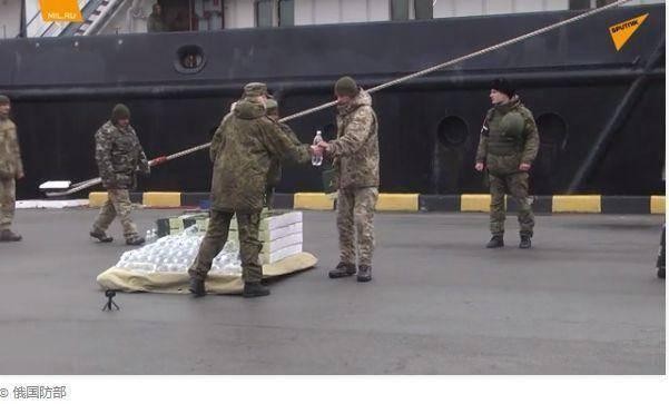 Bộ Quốc phòng Nga công bố ảnh Nga cấp nước cho binh sĩ Ukraine bị bắt ở Đảo Rắn hôm 24/2. Bộ Quốc phòng Nga công bố ảnh Nga cấp nước cho binh sĩ Ukraine bị bắt ở Đảo Rắn hôm 24/2.