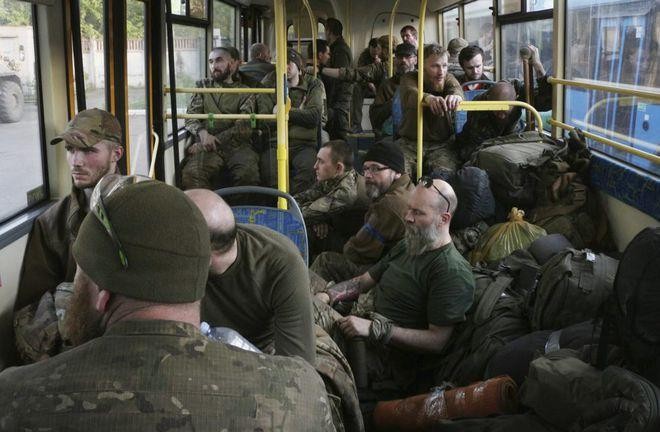 Binh sĩ Ukraine và những "lính đánh thuê" đầu hàng được Nga đưa về nơi thu dung, hàng trăm người hiện đã được đưa tới Moscow. Binh sĩ Ukraine và những "lính đánh thuê" đầu hàng được Nga đưa về nơi thu dung, hàng trăm người hiện đã được đưa tới Moscow.