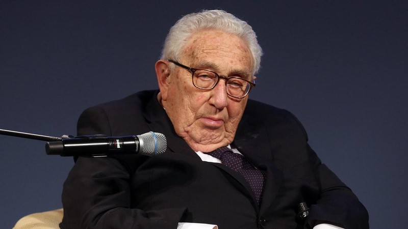 Phát biểu tại Diễn đàn Kinh tế Thế giới, cựu Ngoại trưởng Mỹ Henry Kissinger đề nghị Ukraine "đổi lãnh thổ lấy hòa bình" (Ảnh: Reuters).