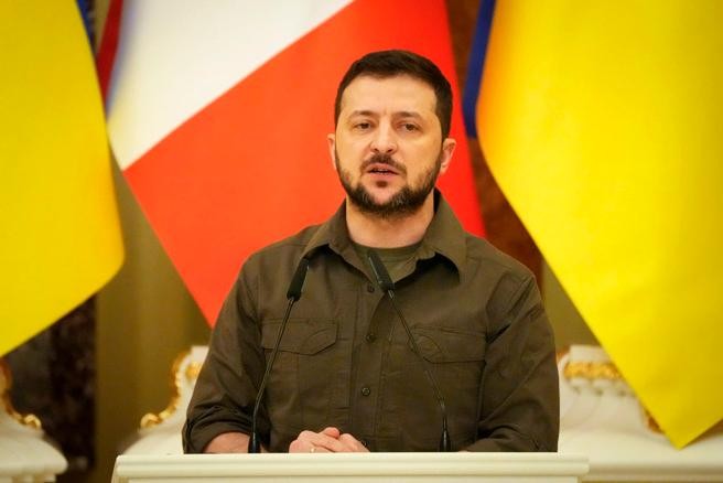 Phát biểu qua truyền hình tại Diễn đàn Kinh tế Thế giới, ông Zelensky kêu gọi quốc tế có các biện pháp trừng phạt mạnh hơn với Nga. Phát biểu qua truyền hình tại Diễn đàn Kinh tế Thế giới, ông Zelensky kêu gọi quốc tế có các biện pháp trừng phạt mạnh hơn với Nga.