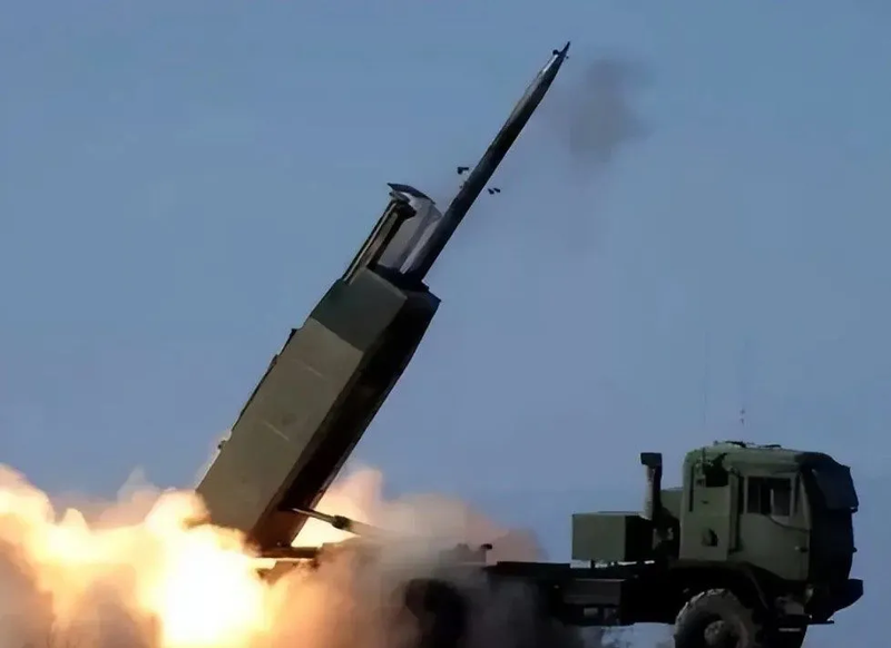 Đặt trên khung gầm bánh lốp, dàn phóng hỏa tiễn M142 HIMARS có khả năng cơ động cao. Đặt trên khung gầm bánh lốp, dàn phóng hỏa tiễn M142 HIMARS có khả năng cơ động cao.