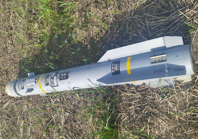 Hình ảnh quân Nga công bố thu được tên lửa tên lửa chống tăng "Brimstone" Anh cung cấp cho Ukraine có công nghệ nhận dạng mục tiêu, được coi là loại vũ khí tối tân của phương Tây. Hình ảnh quân Nga công bố thu được tên lửa tên lửa chống tăng "Brimstone" Anh cung cấp cho Ukraine có công nghệ nhận dạng mục tiêu, được coi là loại vũ khí tối tân của phương Tây.