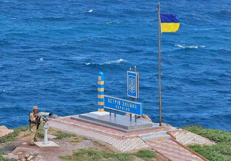 Quốc kỳ Ukraine đã được treo trở lại trên Đảo Rắn (Ảnh: Twitter). Quốc kỳ Ukraine đã được treo trở lại trên Đảo Rắn (Ảnh: Twitter).