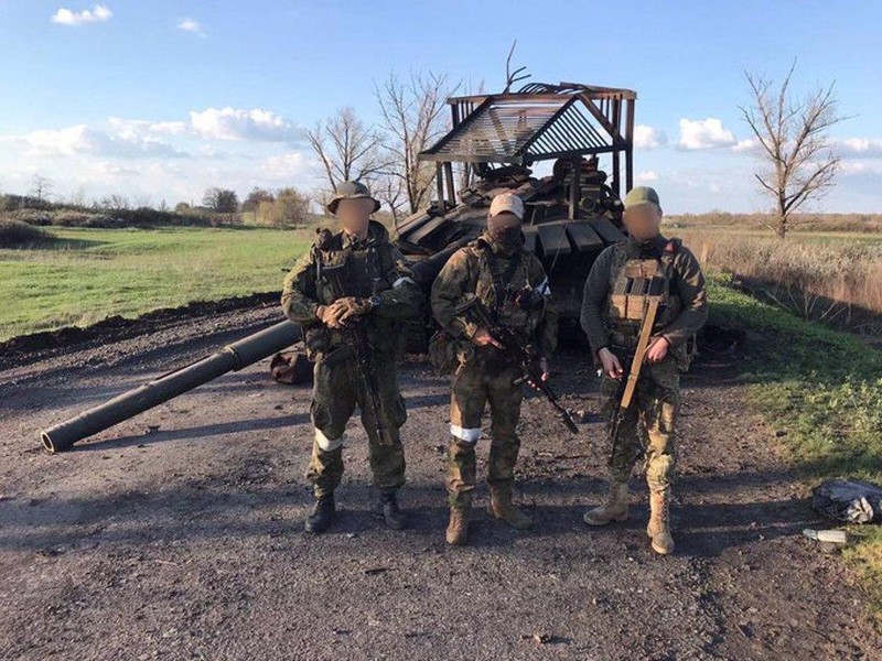 Các binh sĩ Ukraine bên cạnh một xe tăng Nga bị phá hủy (Ảnh:LostWeapons). Các binh sĩ Ukraine bên cạnh một xe tăng Nga bị phá hủy (Ảnh:LostWeapons).