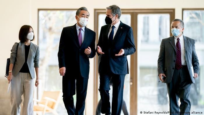 Hai ông Antony Blinken và Vương Nghị gặp gỡ nhau tại Hội nghị Ngoại trưởng G20 ở Bali, Indonesia (Ảnh: AP).